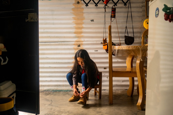 İngilizce Altında Üstünde Şarkısı: Anlamı ve Temaları